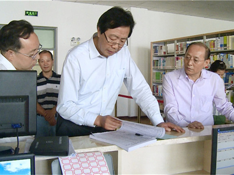 张晋生教授陪同陕西省教育厅原常务副厅长、厅党组副书记梁宝林在我校视察指导