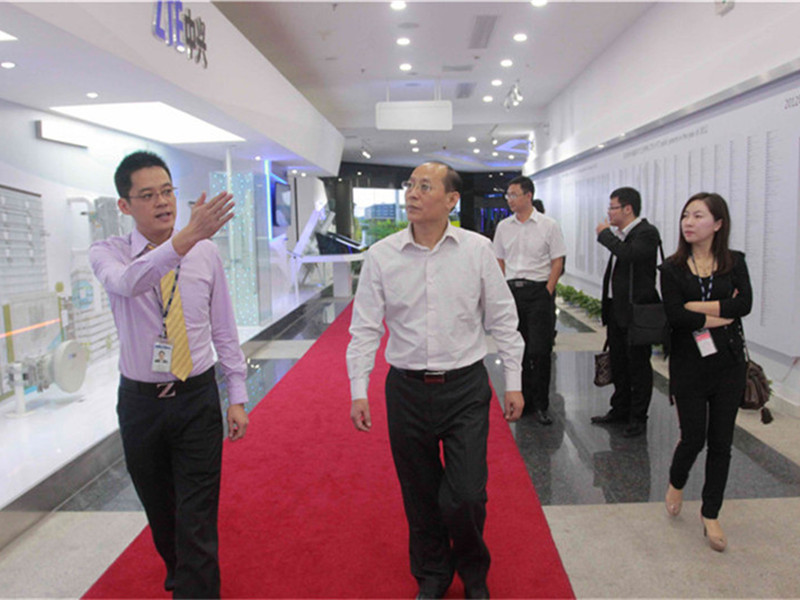 张晋生教授在中兴通讯参观